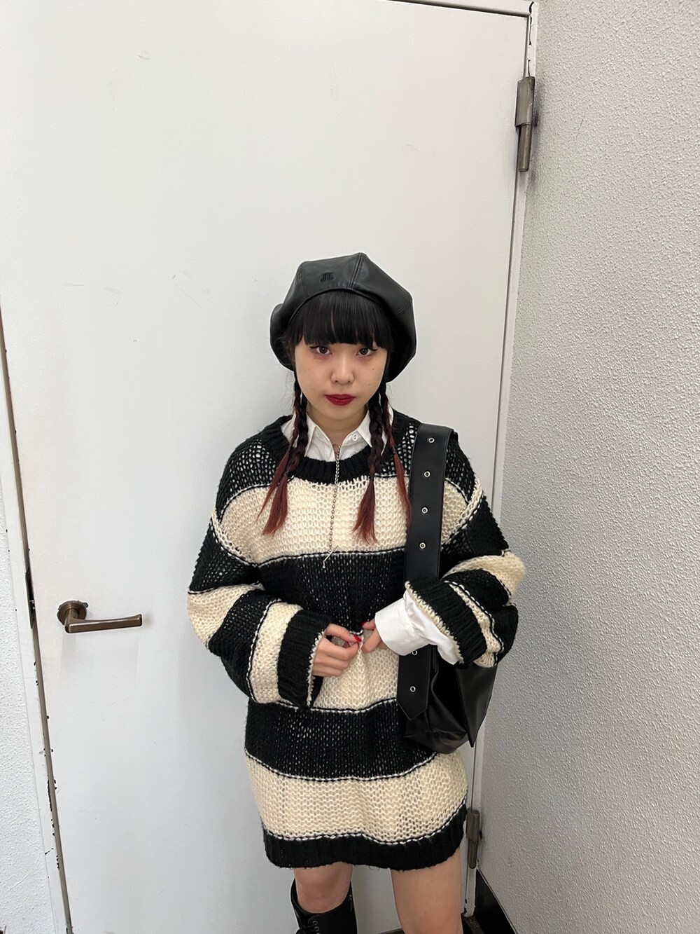 ホワイト系のシャツ/ブラウス、ブラック系のニット/セーター、ブラック系のハンチング/ベレー帽を着用したレディースの冬コーディネートの4枚目の写真