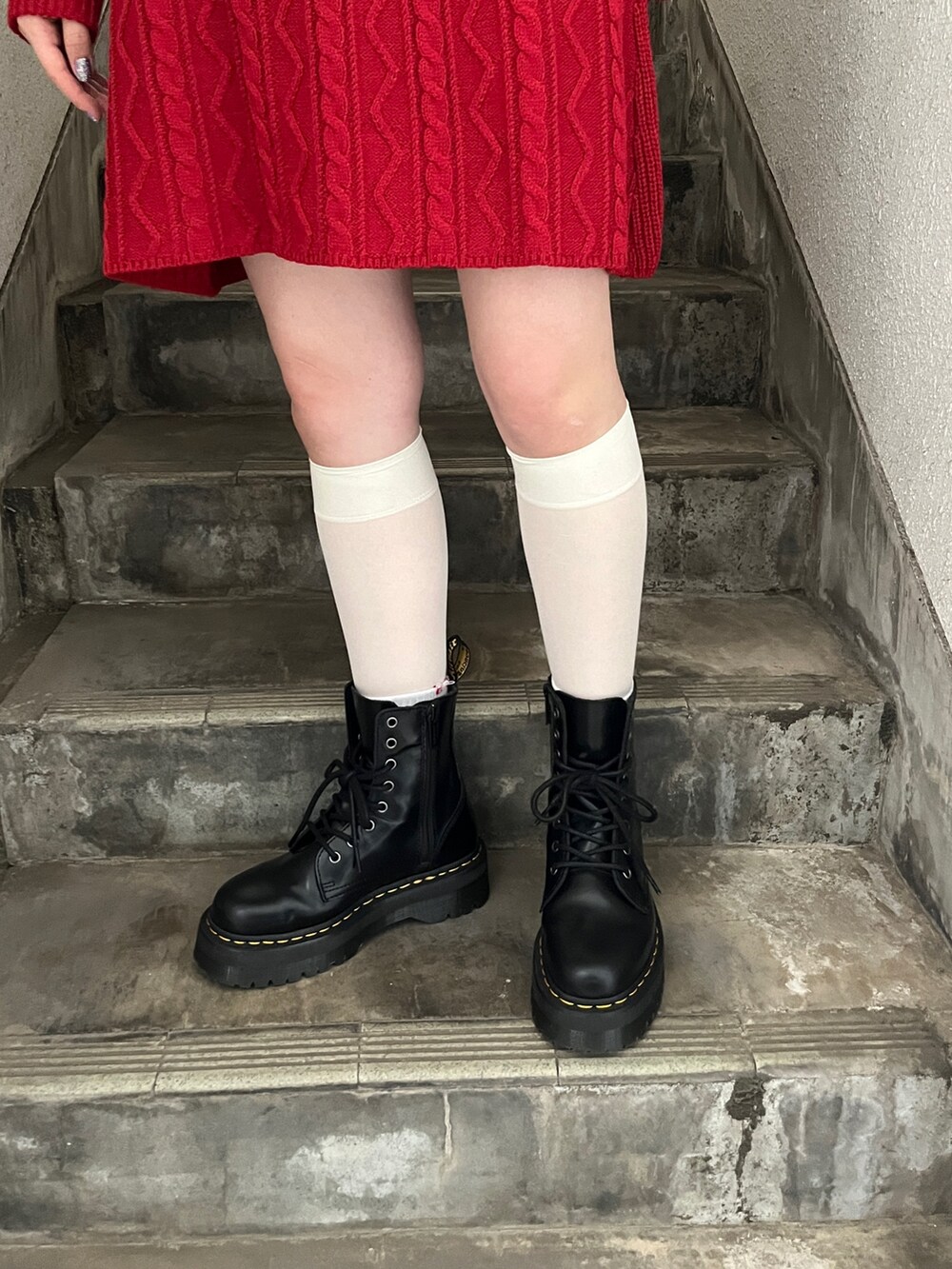 グレー系のテーラードジャケット、レッド系のワンピース、ブラック系のその他シューズを着用したレディースの秋コーディネートの10枚目の写真