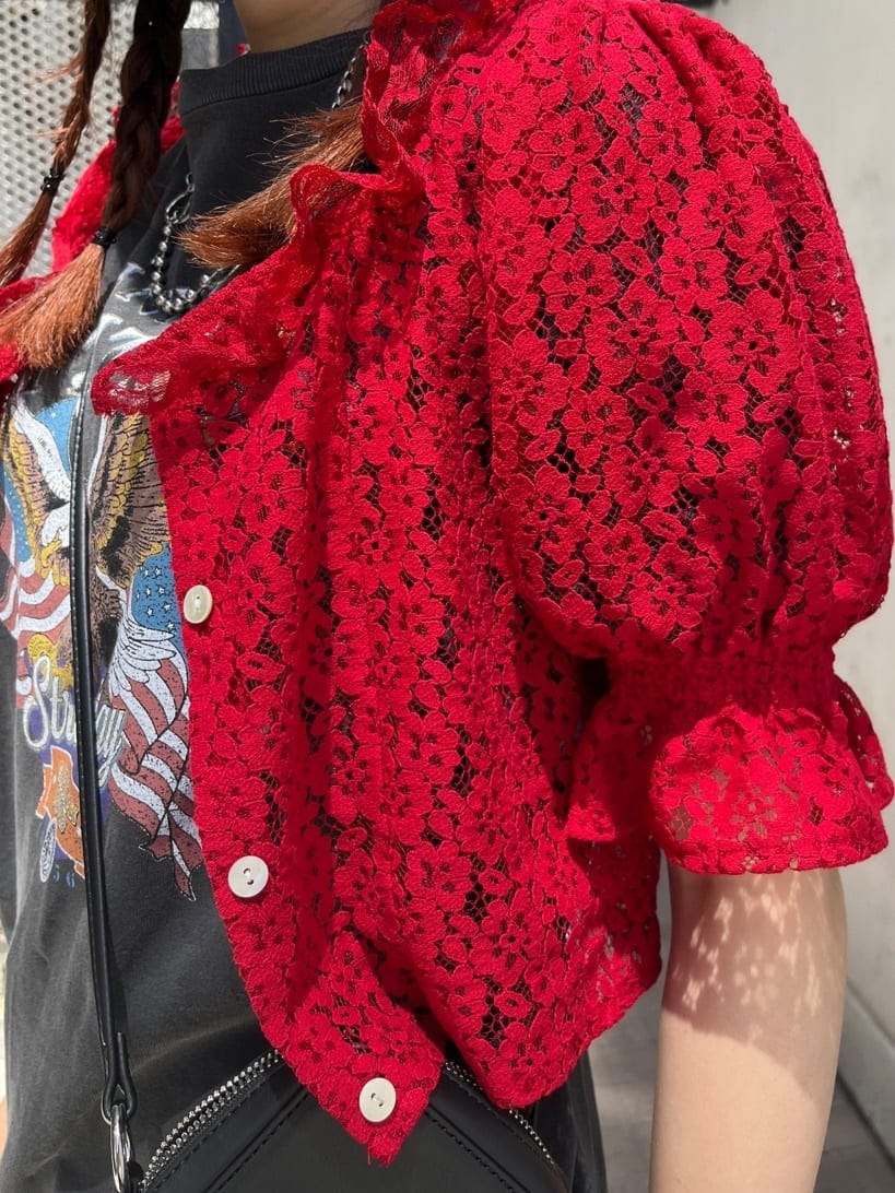 ブラック系のブーツ、ブラック系のデニムパンツ、レッド系のシャツ/ブラウスを着用したレディースの夏コーディネートの6枚目の写真