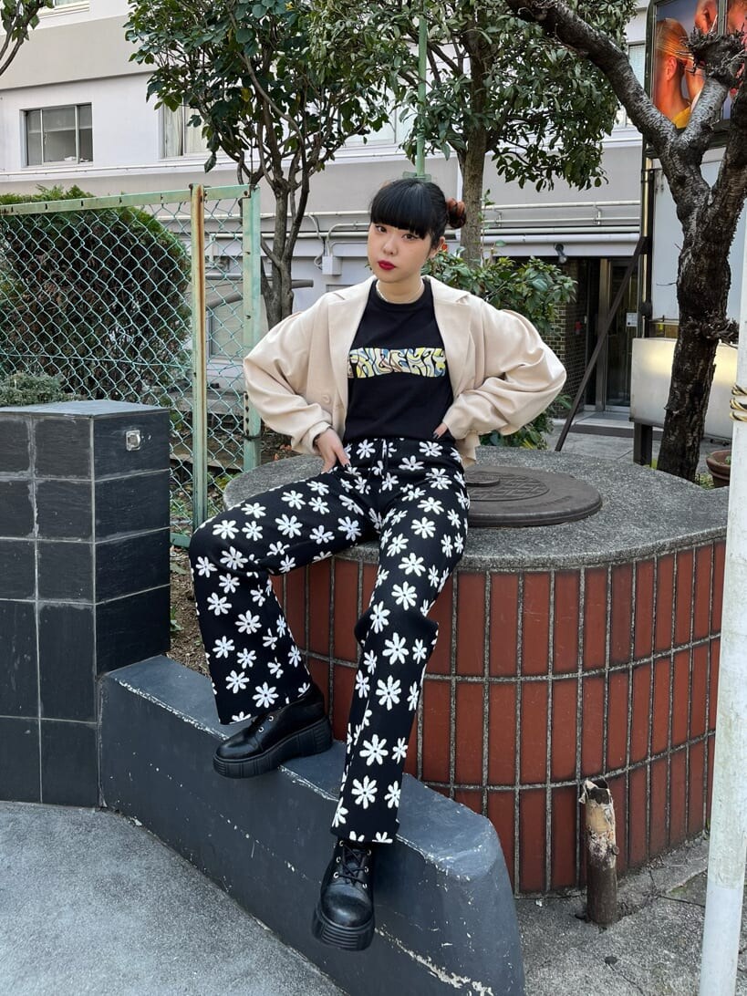 ブラック系のその他パンツ、ブラック系のブーツ、ホワイト系のテーラードジャケットを着用したレディースの春コーディネートの2枚目の写真