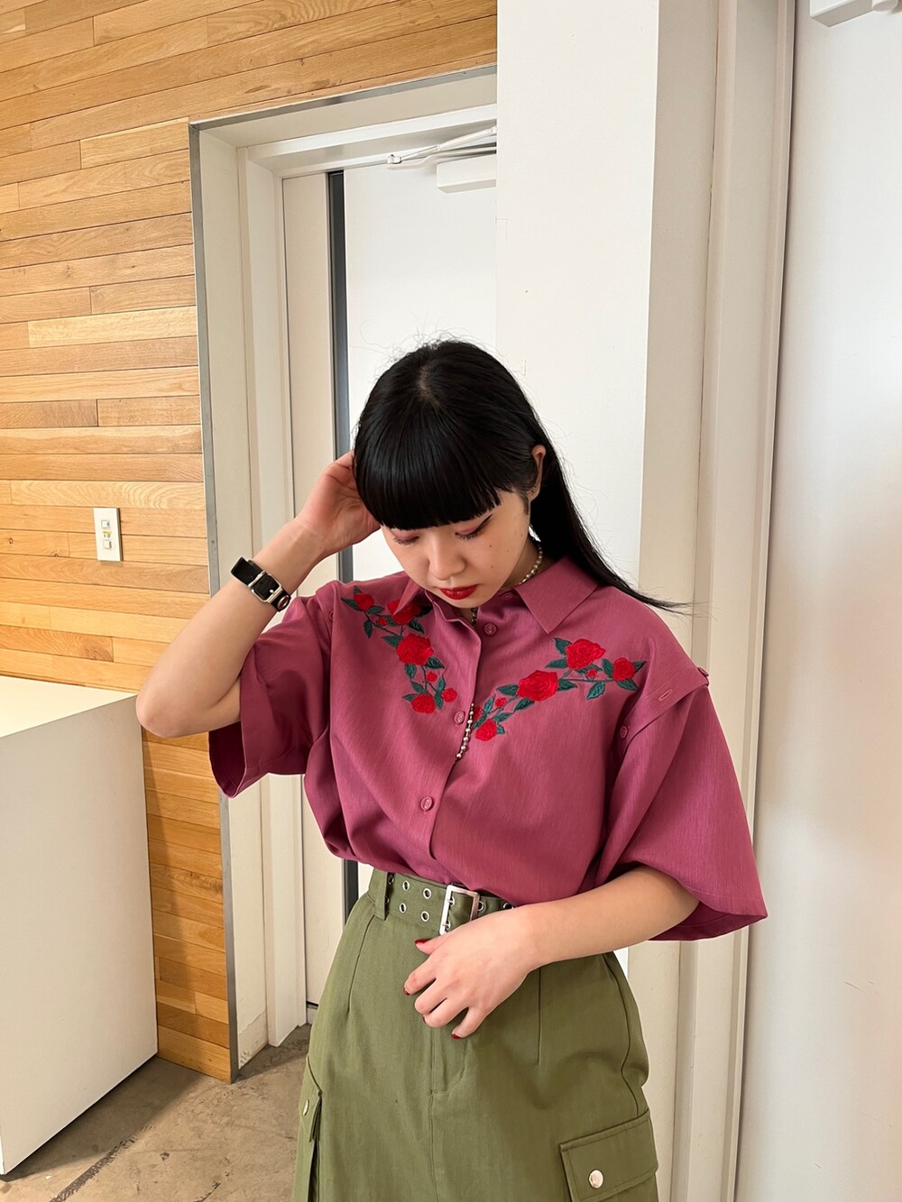 グリーン系のスカート、ピンク系のシャツ/ブラウス、ブラック系のブーツを着用したレディースの春コーディネートの4枚目の写真