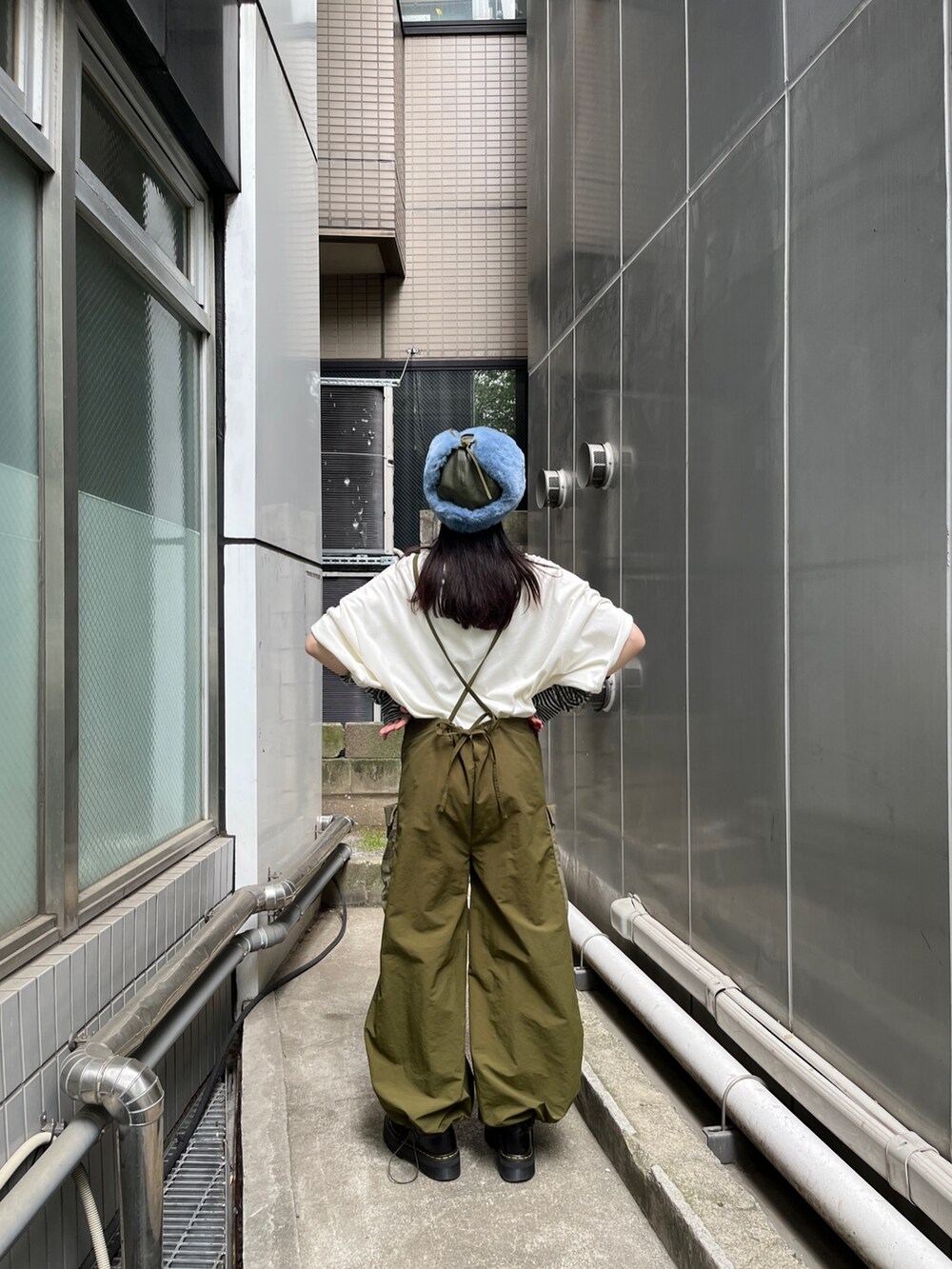 ホワイト系のTシャツ/カットソー、ブラック系のブーツ、ブラック系のアームカバーを着用したレディースの夏コーディネートの3枚目の写真