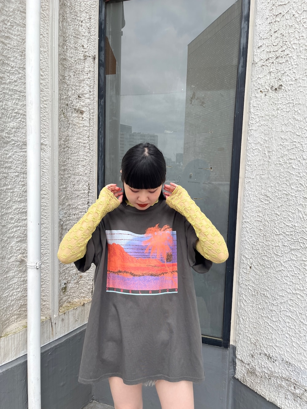 ブラック系のブーツ、イエロー系のTシャツ/カットソー、ブラック系のTシャツ/カットソーを着用したレディースの夏コーディネートの5枚目の写真