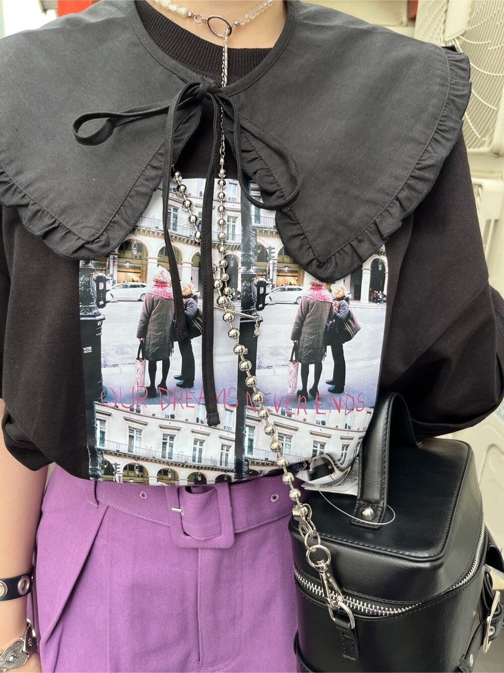 ブラック系のブーツ、ブラック系のショルダーバッグ、ブラック系のTシャツ/カットソーを着用したレディースの夏コーディネートの5枚目の写真