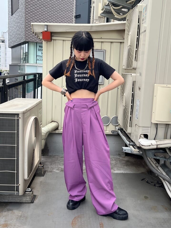 ブラック系のブーツ、ブラック系のTシャツ/カットソー、ピンク系のその他パンツを着用したレディースの夏コーディネートの2枚目の写真