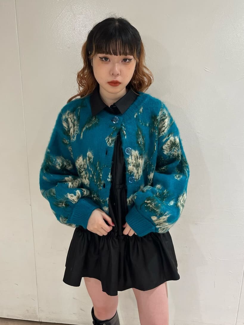 ブルー系のカーディガン/ボレロ、ブラック系のシャツ/ブラウスを着用したレディースの秋コーディネートの2枚目の写真