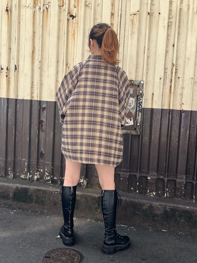 ブラック系のデニムパンツ、ベージュ系のシャツ/ブラウスを着用したレディースの秋コーディネートの3枚目の写真