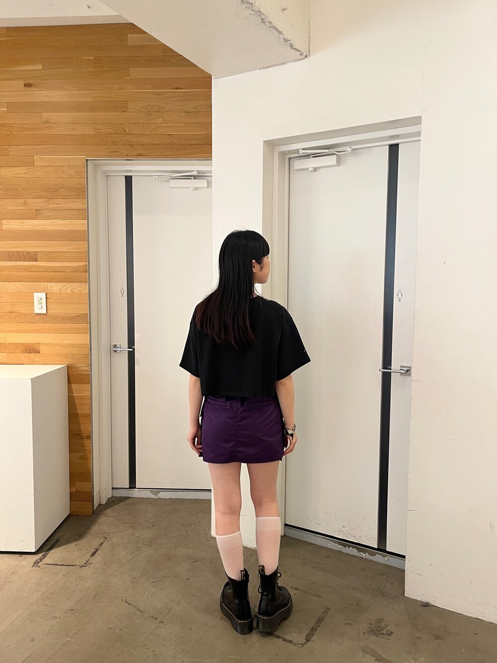 ピンク系のその他パンツ、ブラック系のその他シューズ、ブラック系のTシャツ/カットソーを着用したレディースの夏コーディネートの4枚目の写真