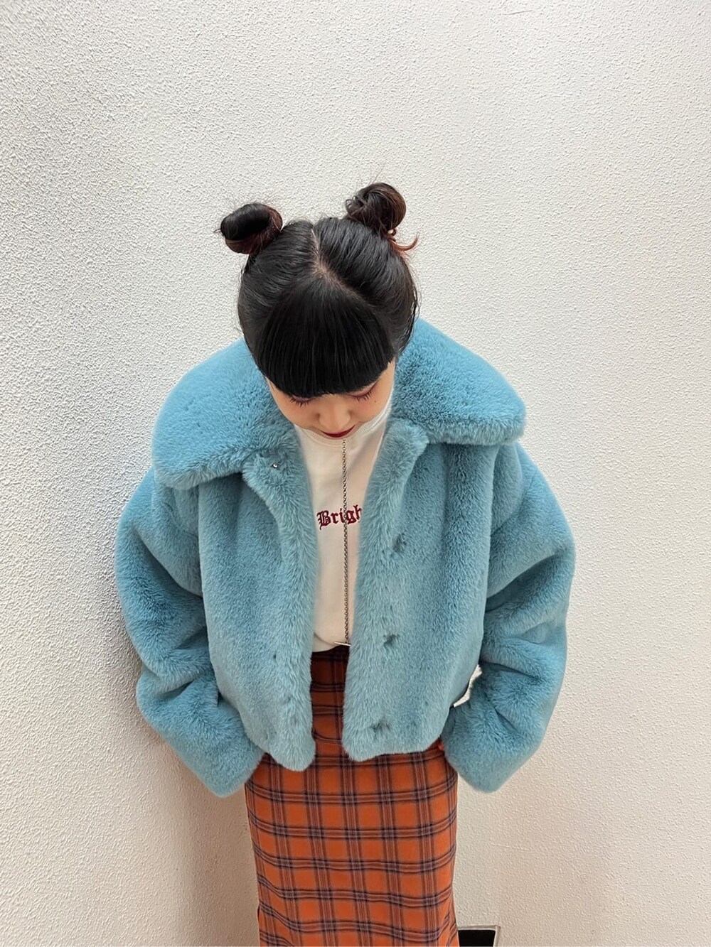 ブルー系のその他アウター、ホワイト系のスウェットを着用したレディースの秋コーディネートの4枚目の写真