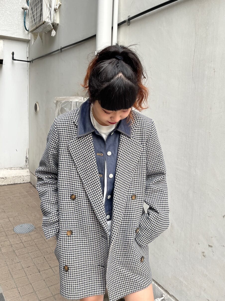 ブラック系のブーツ、ブルー系のテーラードジャケット、ブルー系のワンピースを着用したレディースの夏コーディネートの3枚目の写真