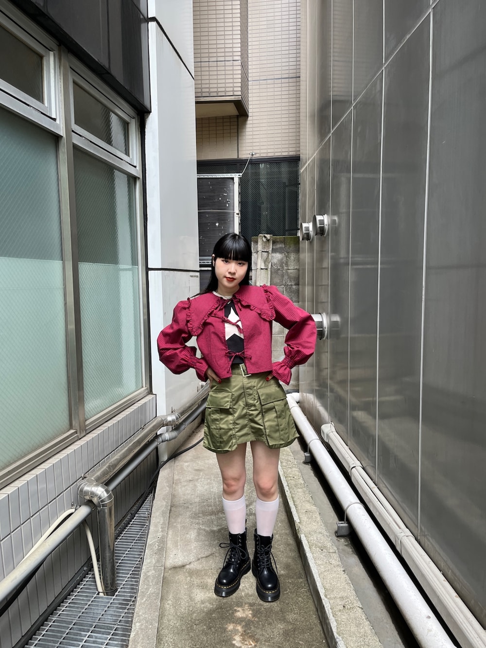 ピンク系のその他パンツ、レッド系のシャツ/ブラウス、ブラック系のTシャツ/カットソーを着用したレディースの夏コーディネートの2枚目の写真