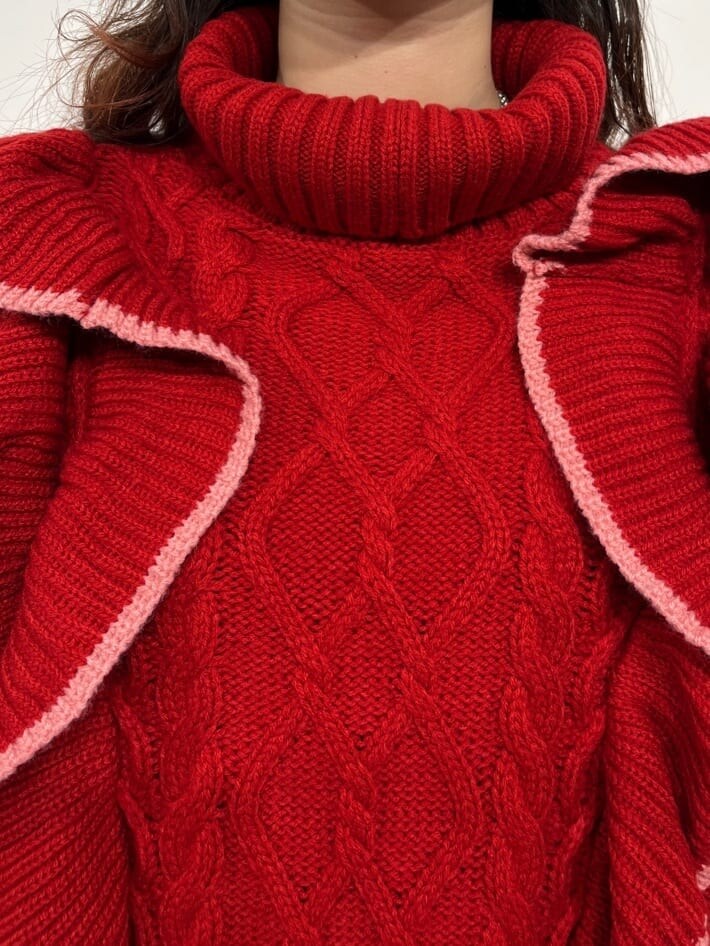 レッド系のニット/セーターを着用したレディースの秋コーディネートの4枚目の写真