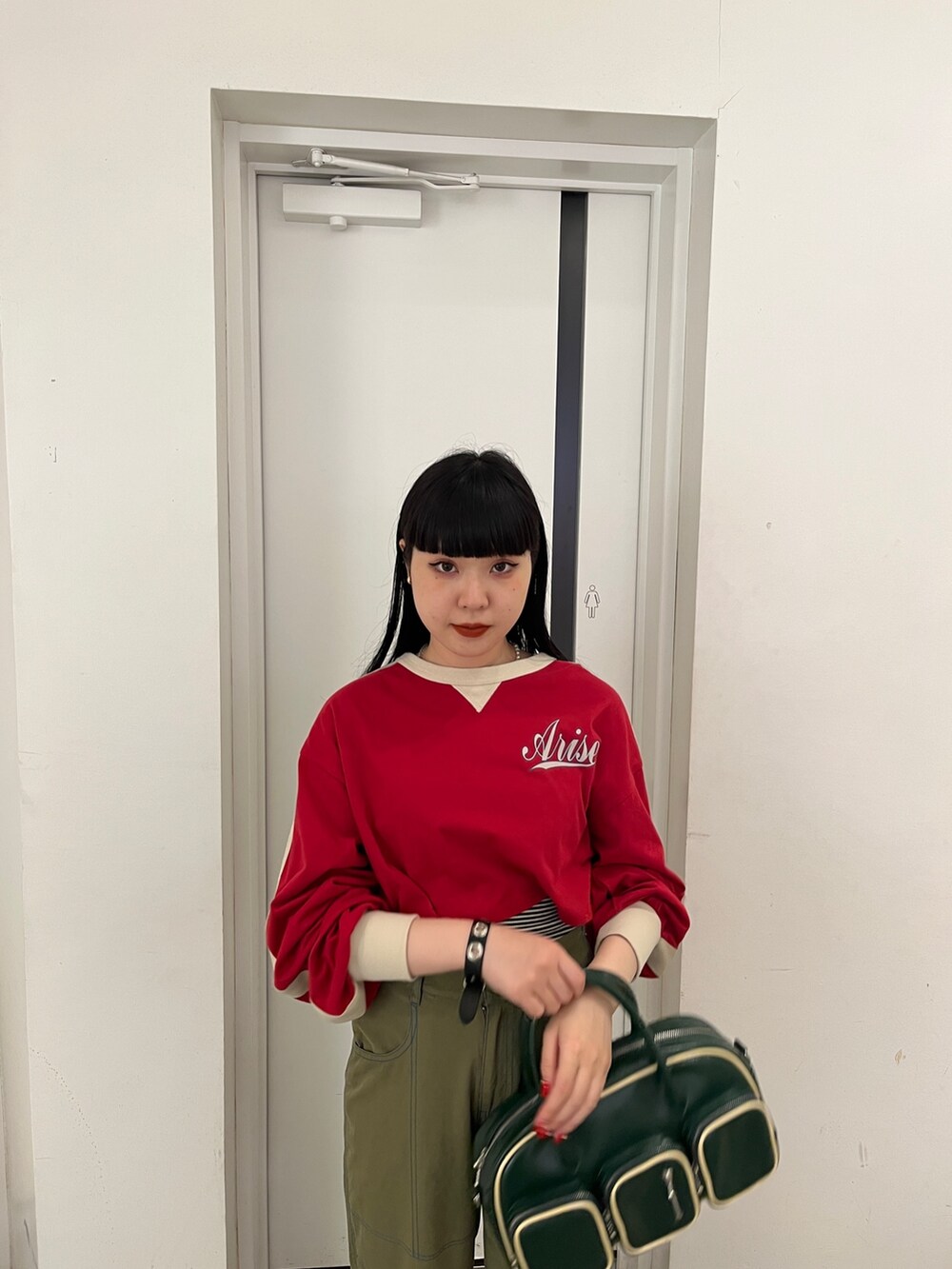 ブラック系のその他パンツ、レッド系のTシャツ/カットソーを着用したレディースの秋コーディネートの5枚目の写真