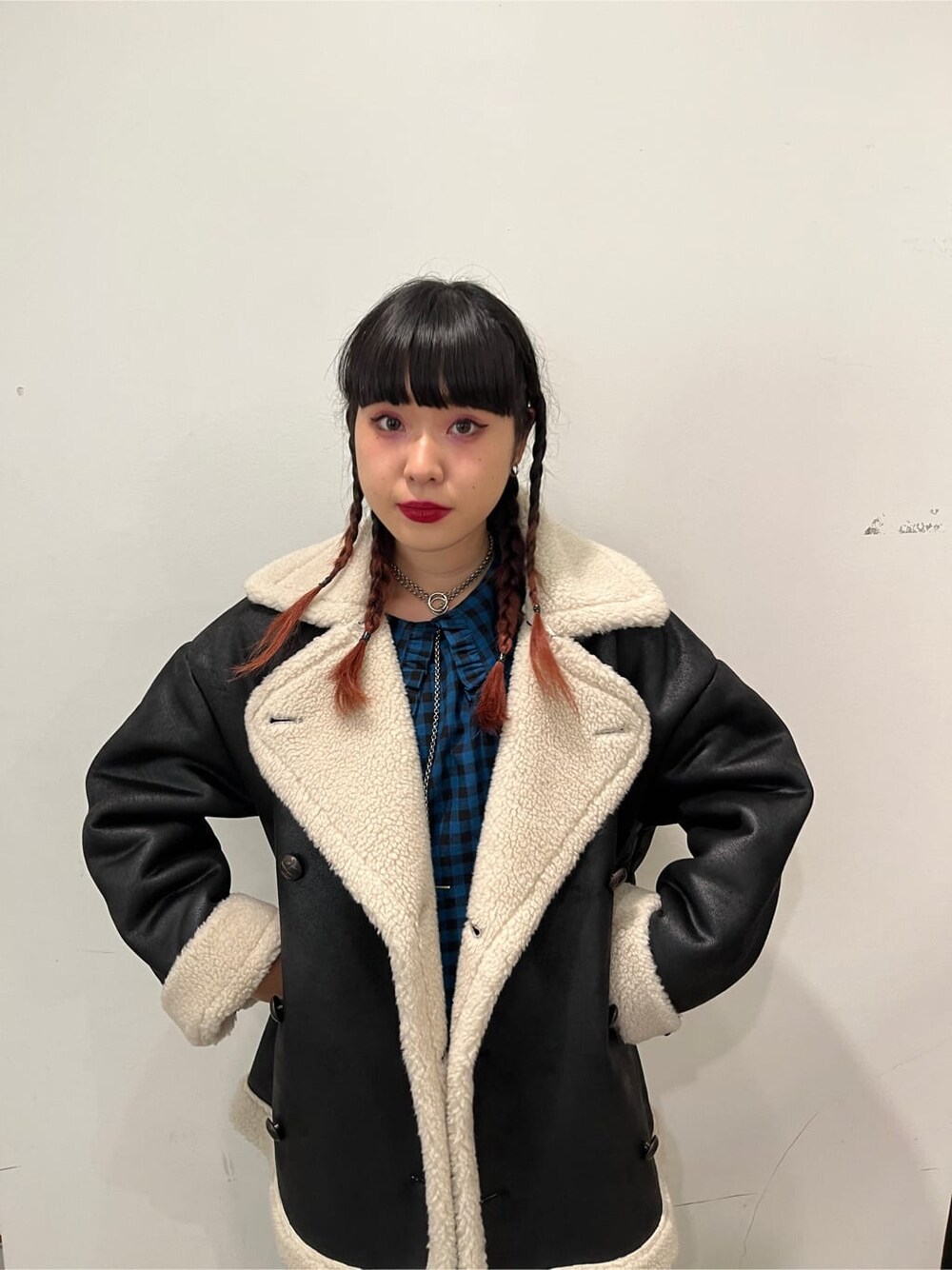 ホワイト系のブルゾン、ブルー系のワンピースを着用したレディースの秋コーディネートの5枚目の写真