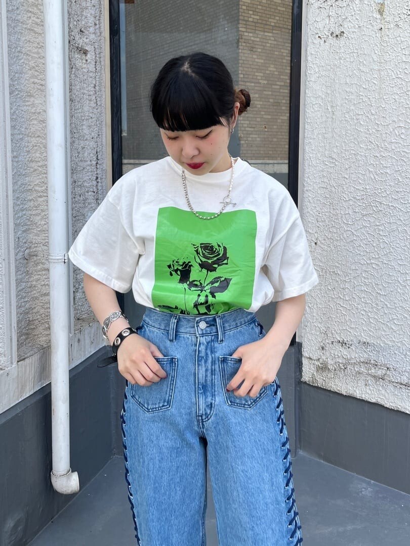 ブラック系のブーツ、ホワイト系のTシャツ/カットソー、ブルー系のデニムパンツを着用したレディースの春コーディネートの3枚目の写真