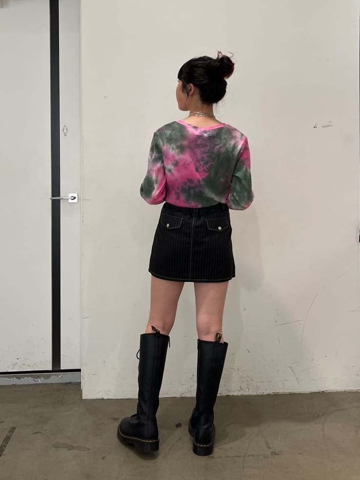 ピンク系のTシャツ/カットソー、ピンク系のTシャツ/カットソー、ブラック系のスカートを着用したレディースの秋コーディネートの3枚目の写真