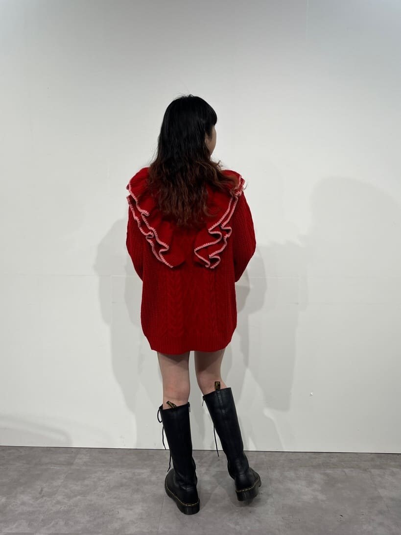 レッド系のニット/セーターを着用したレディースの秋コーディネートの2枚目の写真