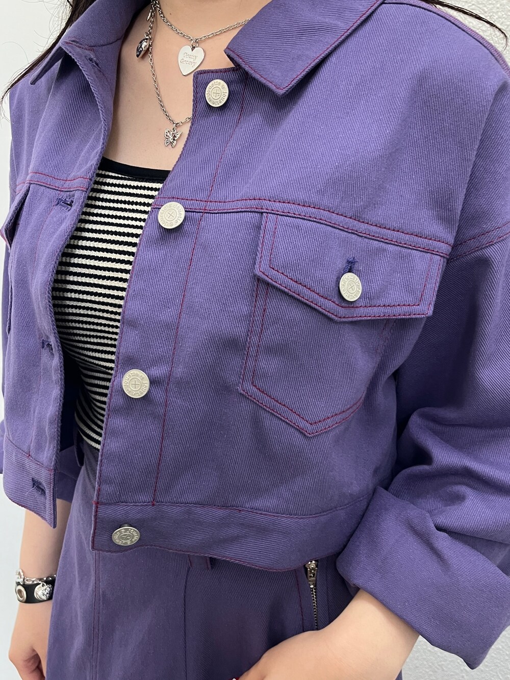 ブラック系のその他シューズ、グリーン系のワンピース、シルバー系のネックレスを着用したレディースの夏コーディネートの5枚目の写真