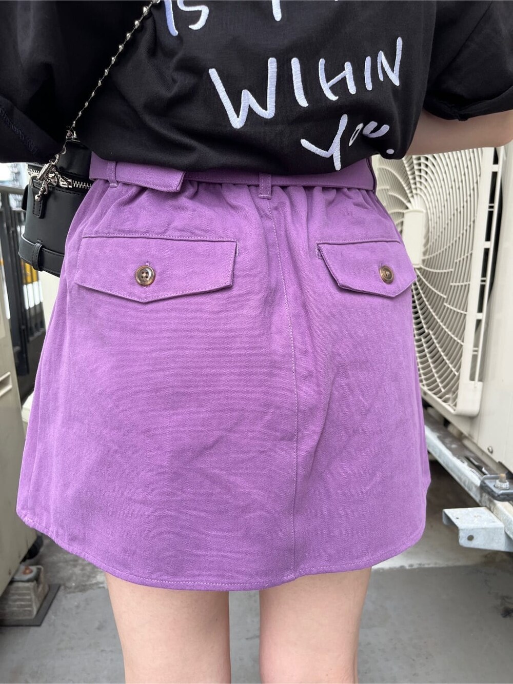 ブラック系のブーツ、ブラック系のショルダーバッグ、ブラック系のTシャツ/カットソーを着用したレディースの夏コーディネートの8枚目の写真