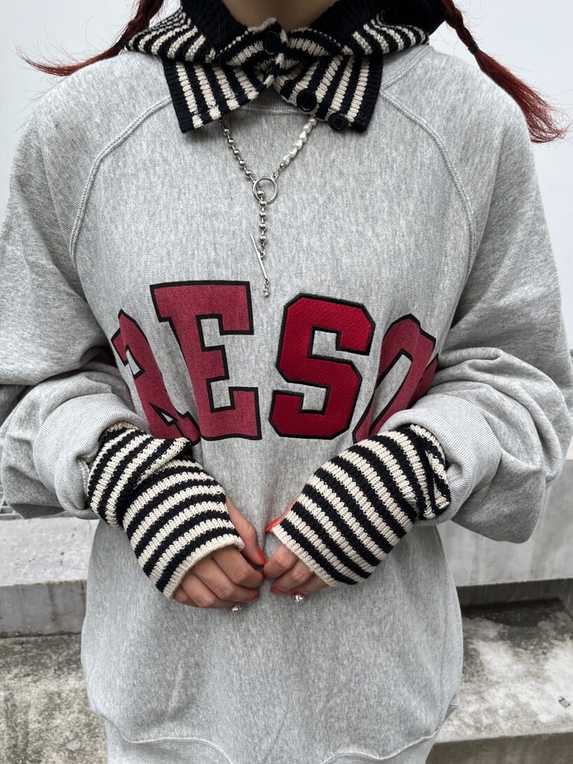 レッド系のスカート、グレー系のスウェット、ホワイト系のニットキャップ/ビーニーを着用したレディースの秋コーディネートの5枚目の写真