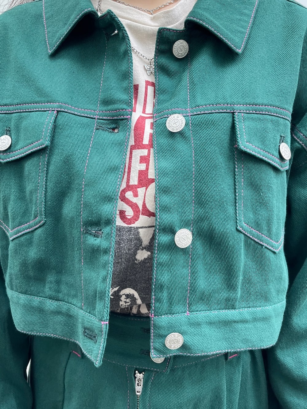 ホワイト系のTシャツ/カットソー、ブラック系のブーツ、グリーン系のワンピースを着用したレディースの夏コーディネートの5枚目の写真