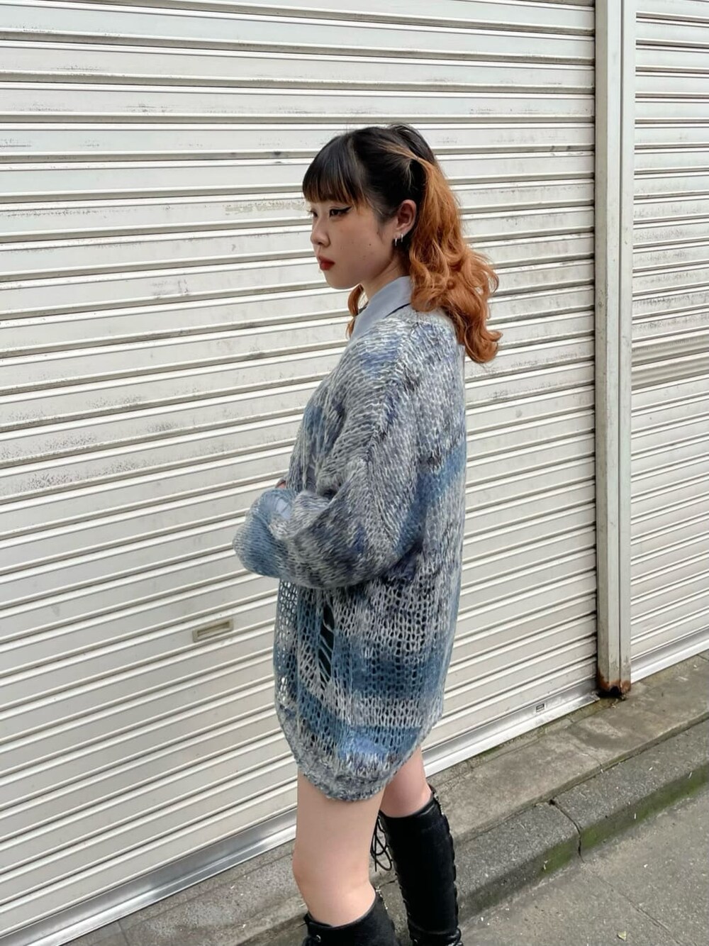 グレー系のシャツワンピース、グレー系のニット/セーターを着用したレディースの秋コーディネートの3枚目の写真