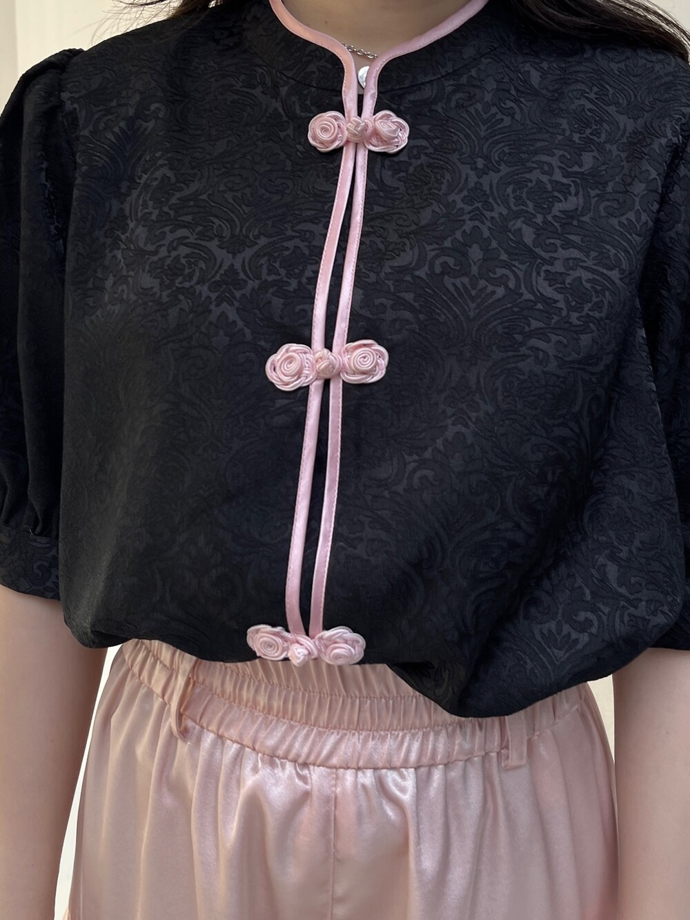 ブラック系のシャツ/ブラウス、ピンク系のカーゴパンツ、ブラック系のその他シューズを着用したレディースの春コーディネートの7枚目の写真