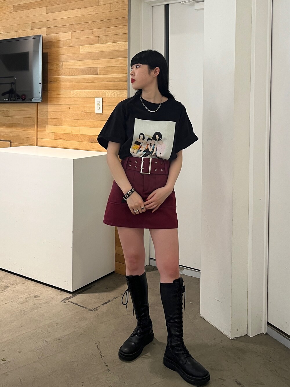 ブラック系のその他パンツ、ブラック系のブーツ、ブラック系のTシャツ/カットソーを着用したレディースの春コーディネートの2枚目の写真