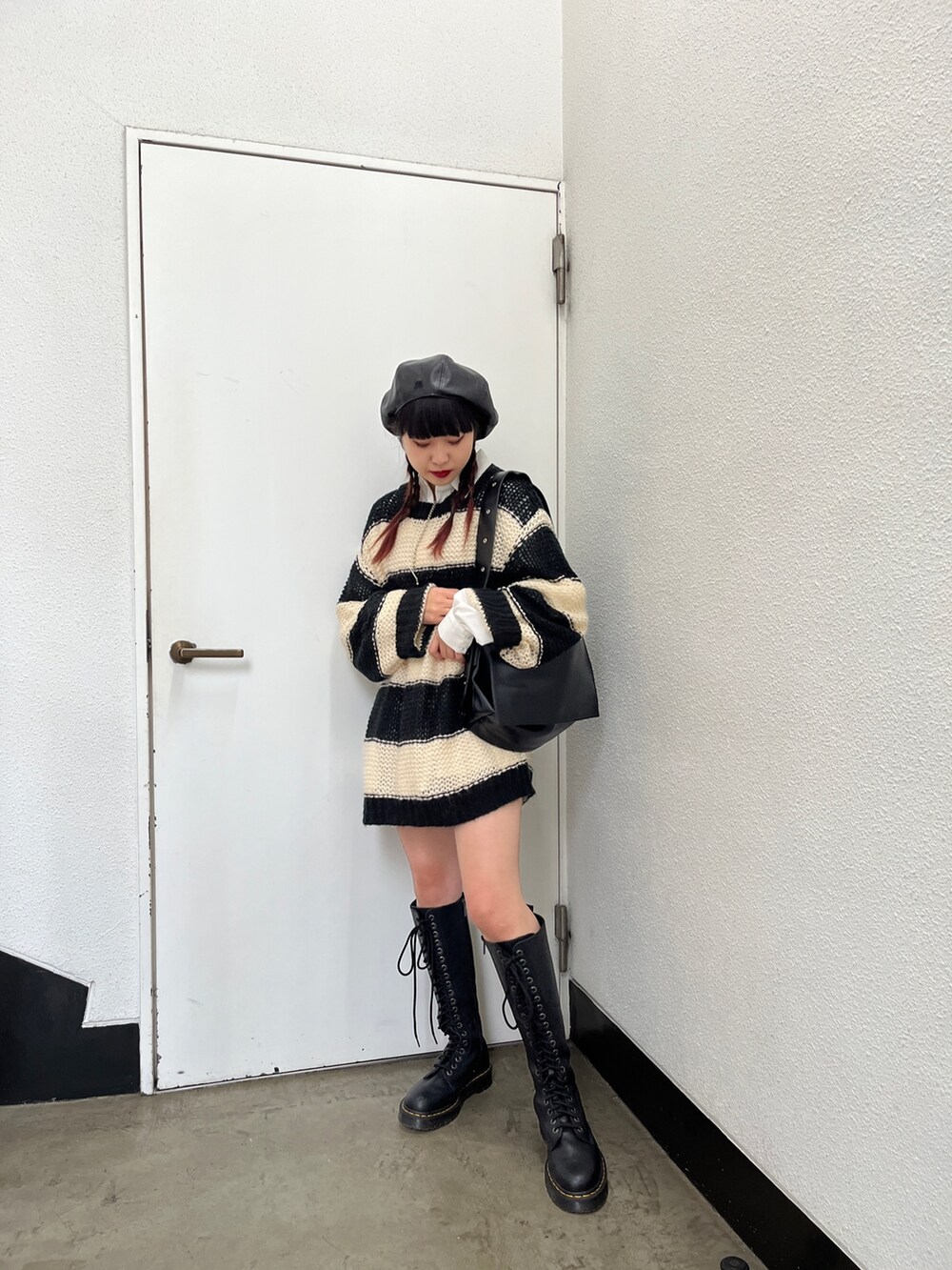 ホワイト系のシャツ/ブラウス、ブラック系のニット/セーター、ブラック系のハンチング/ベレー帽を着用したレディースの冬コーディネートの3枚目の写真