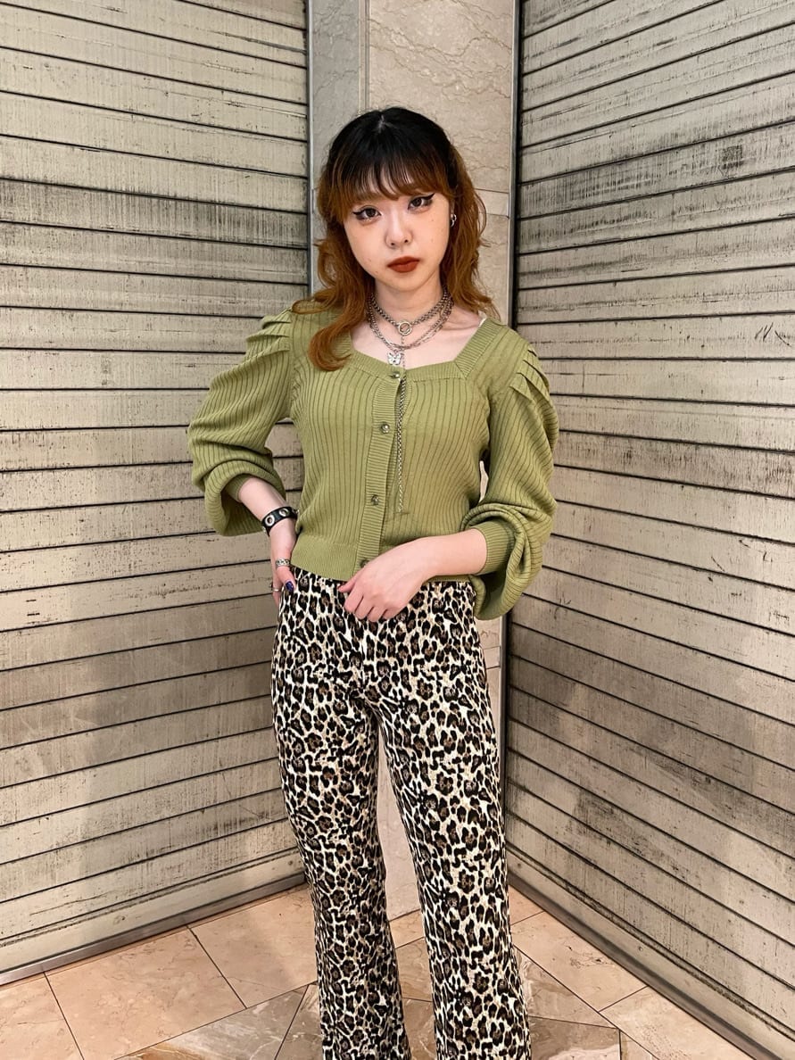 その他のその他パンツ、グリーン系のカーディガン/ボレロを着用したレディースの夏コーディネートの2枚目の写真