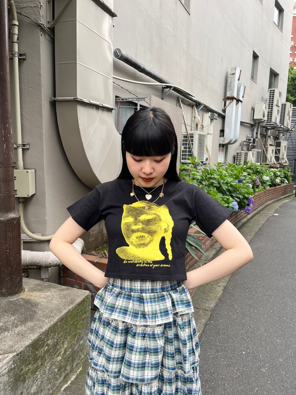 グリーン系のスカート、ブラック系のTシャツ/カットソー、ブラック系のブーツを着用したレディースの夏コーディネートの4枚目の写真