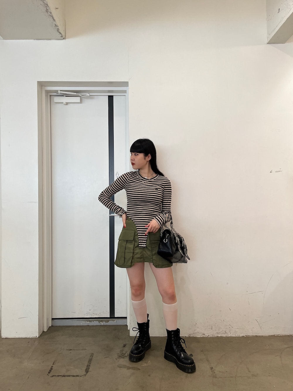 ブルー系のTシャツ/カットソー、ピンク系のその他パンツ、ブラック系のハンドバッグを着用したレディースの夏コーディネートの3枚目の写真