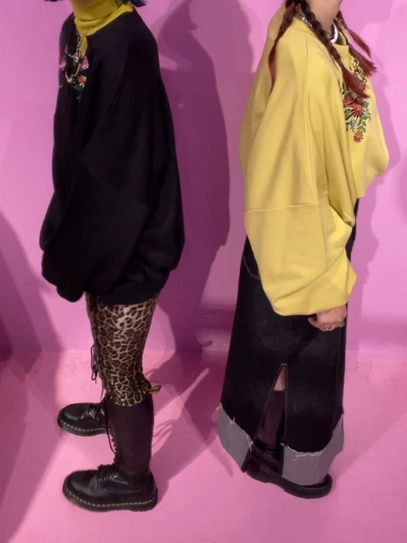 ブラック系のデニムスカート、その他のTシャツ/カットソー、イエロー系のTシャツ/カットソーを着用したレディースの秋コーディネートの3枚目の写真