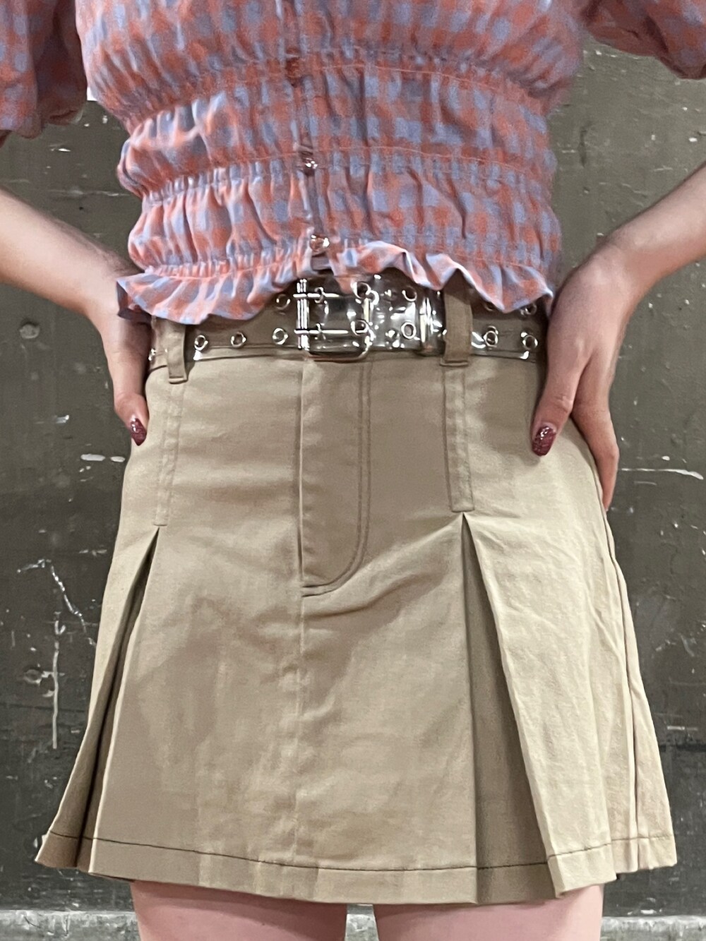 ベージュ系のその他パンツ、ブラック系のブーツ、ホワイト系のTシャツ/カットソーを着用したレディースの夏コーディネートの8枚目の写真