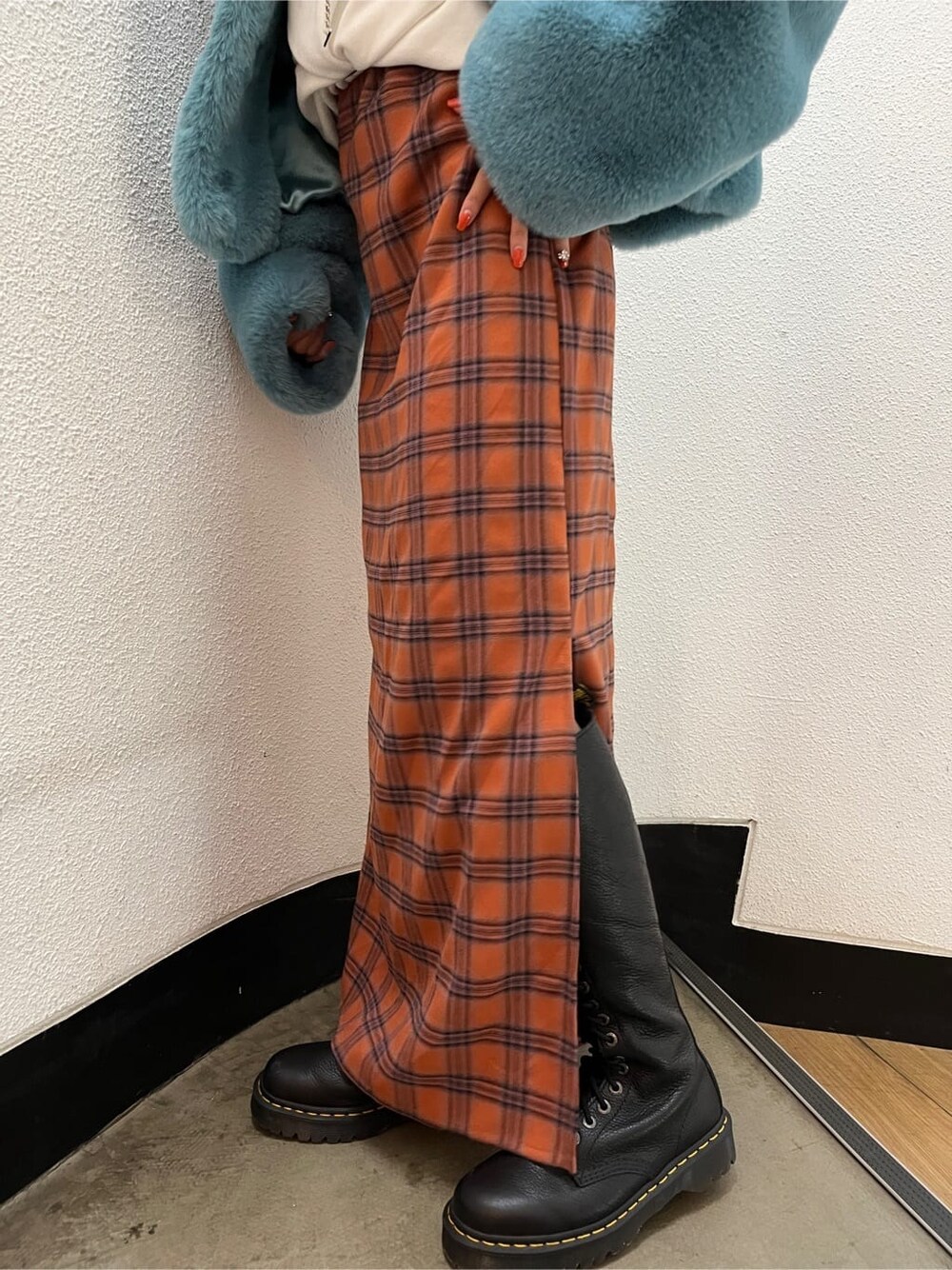 ブルー系のその他アウター、ホワイト系のスウェットを着用したレディースの秋コーディネートの6枚目の写真