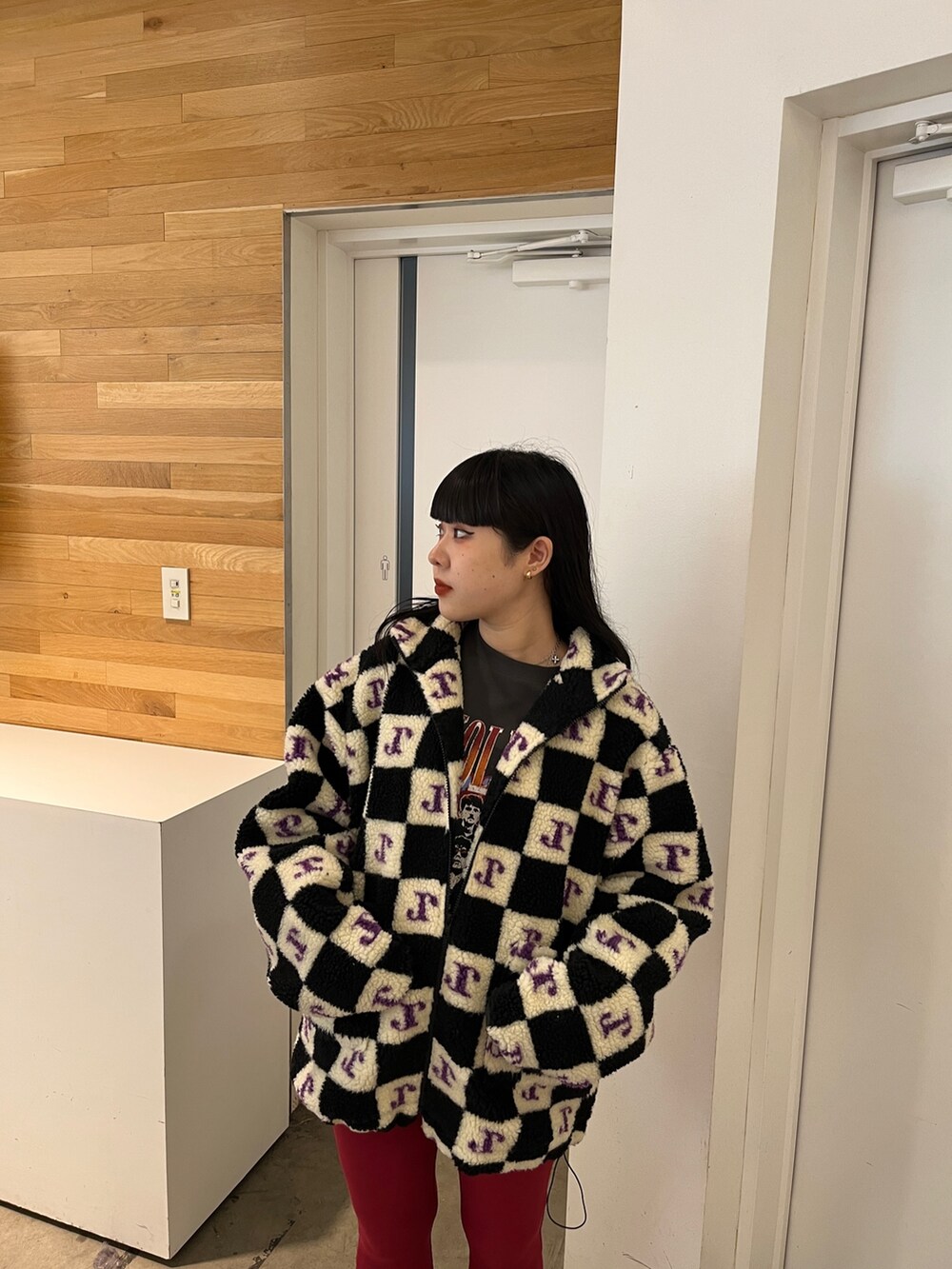 ブルー系のスウェット、ブラウン系のその他パンツ、ホワイト系のブルゾンを着用したレディースの秋コーディネートの4枚目の写真