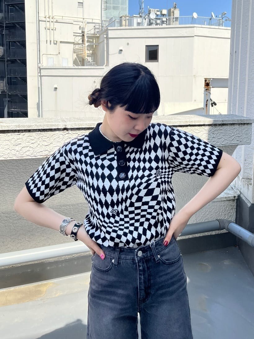 ブラック系のブーツ、ブラック系のニット/セーター、ブラック系のデニムパンツを着用したレディースの春コーディネートの4枚目の写真