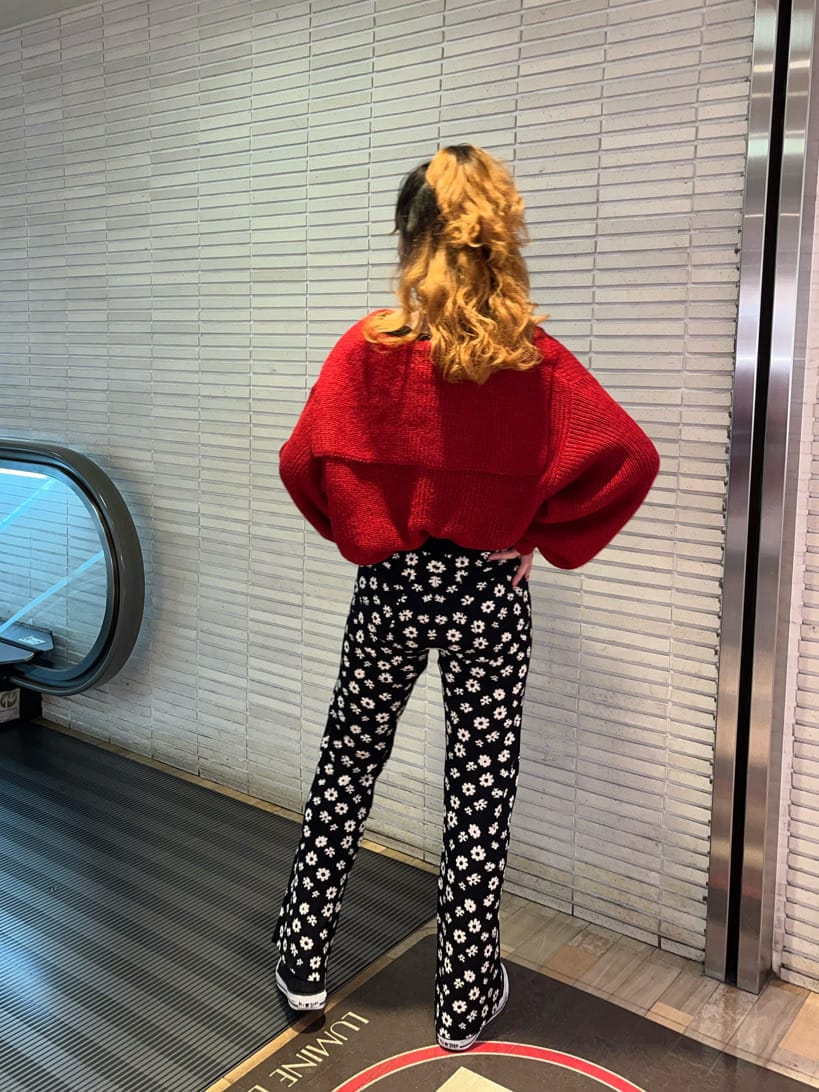 ブラック系のその他パンツ、レッド系のニット/セーターを着用したレディースの冬コーディネートの2枚目の写真