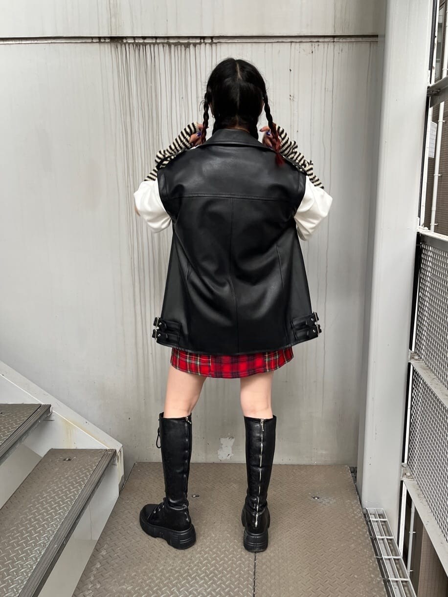 ブラック系のライダースジャケット、レッド系のその他パンツ、ホワイト系のTシャツ/カットソーを着用したレディースの夏コーディネートの3枚目の写真