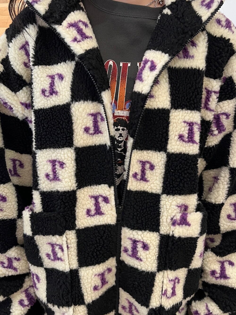 ブルー系のスウェット、ブラウン系のその他パンツ、ホワイト系のブルゾンを着用したレディースの秋コーディネートの5枚目の写真