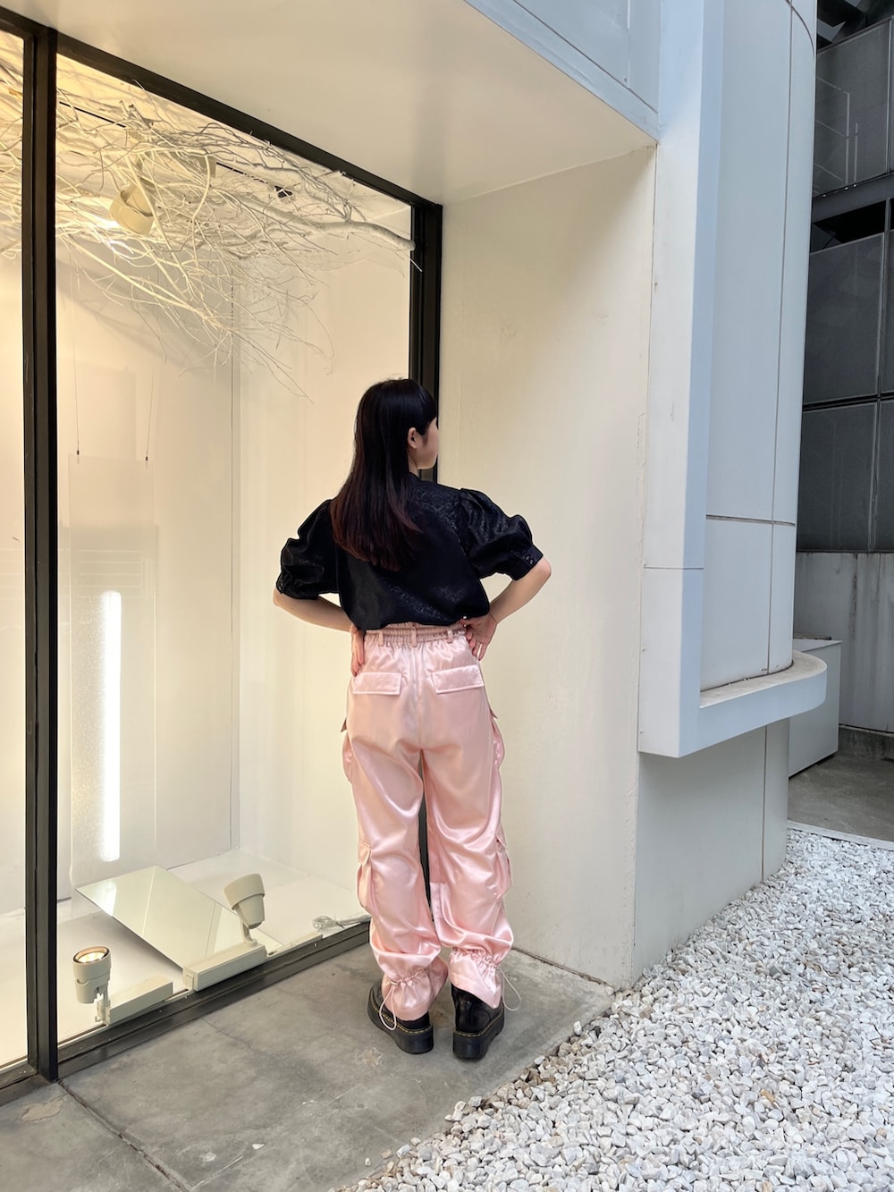 ブラック系のシャツ/ブラウス、ピンク系のカーゴパンツ、ブラック系のその他シューズを着用したレディースの春コーディネートの4枚目の写真