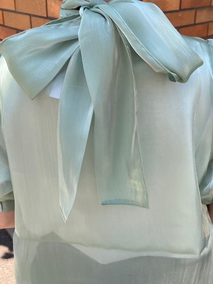 ブラック系のブーツ、ブラック系のデニムパンツ、グリーン系のシャツ/ブラウスを着用したレディースの春コーディネートの8枚目の写真