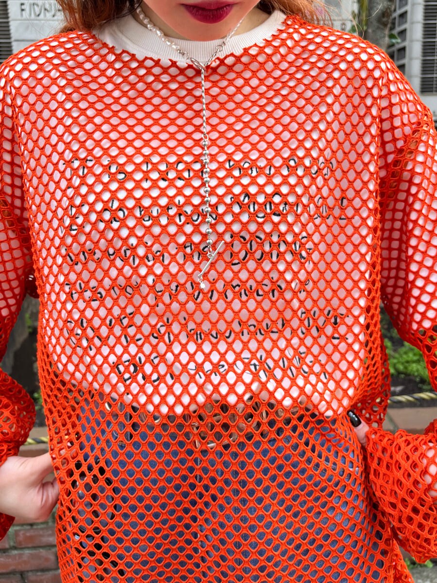 オレンジ系のTシャツ/カットソー、ホワイト系のTシャツ/カットソー、ブラック系のサングラスを着用したレディースの春コーディネートの6枚目の写真