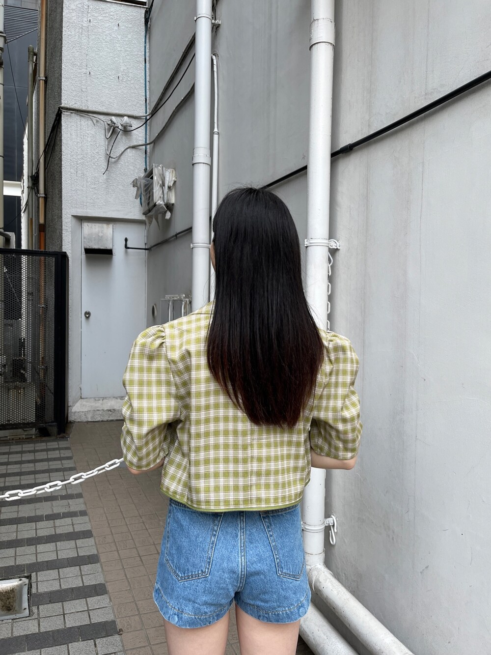 ブルー系のデニムパンツ、ホワイト系のTシャツ/カットソー、グリーン系のテーラードジャケットを着用したレディースの春コーディネートの8枚目の写真