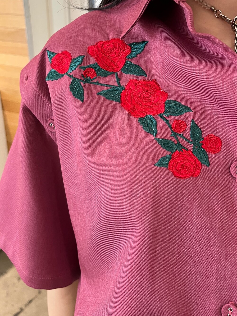 グリーン系のスカート、ピンク系のシャツ/ブラウス、ブラック系のブーツを着用したレディースの春コーディネートの5枚目の写真