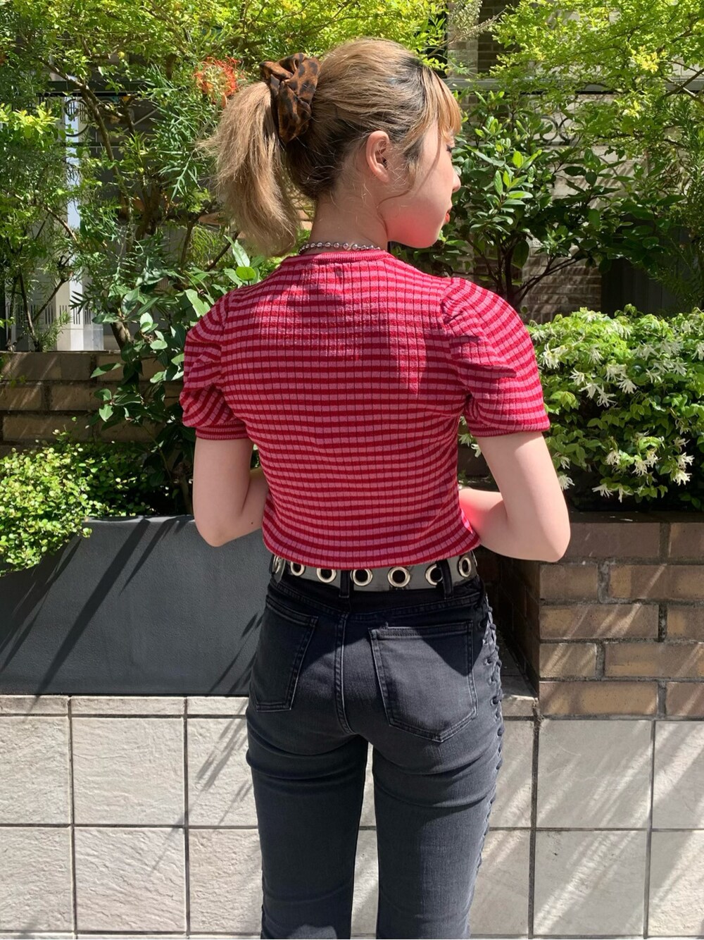 パープル系のニット/セーターを着用したレディースの春コーディネートの4枚目の写真