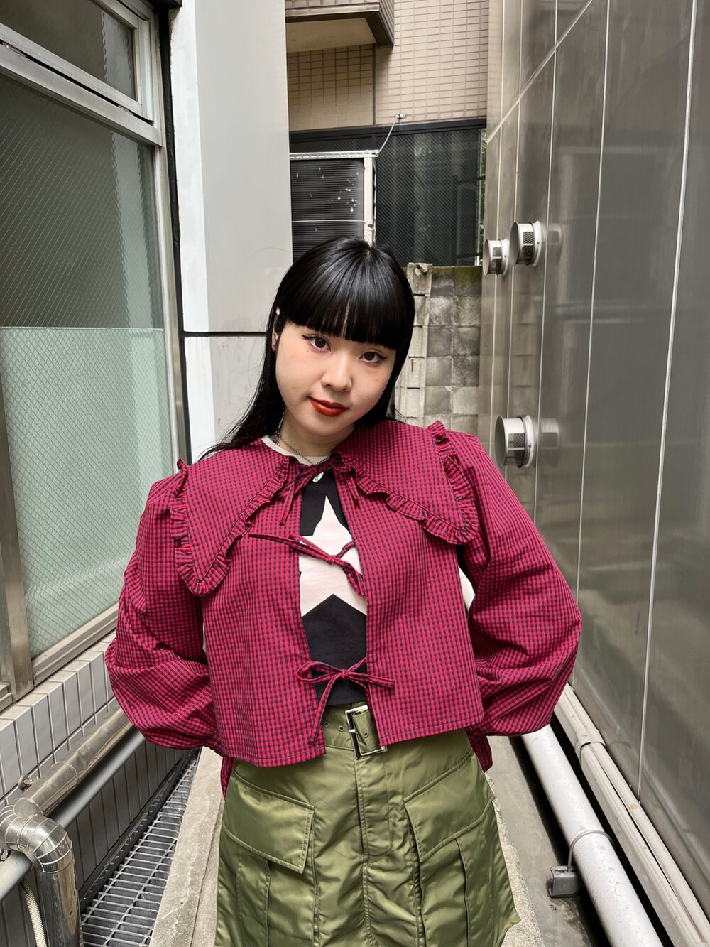 ピンク系のその他パンツ、レッド系のシャツ/ブラウス、ブラック系のTシャツ/カットソーを着用したレディースの夏コーディネートの5枚目の写真