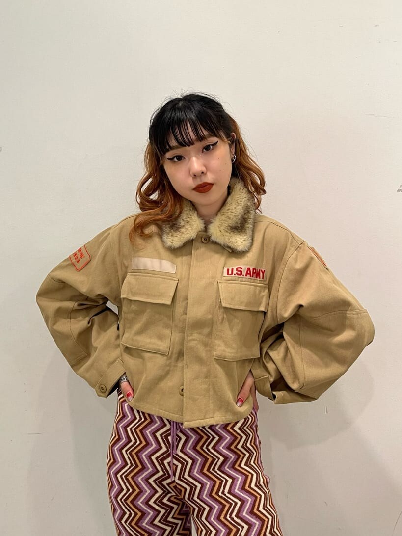 ベージュ系のテーラードジャケット、パープル系のその他パンツを着用したレディースの秋コーディネートの2枚目の写真