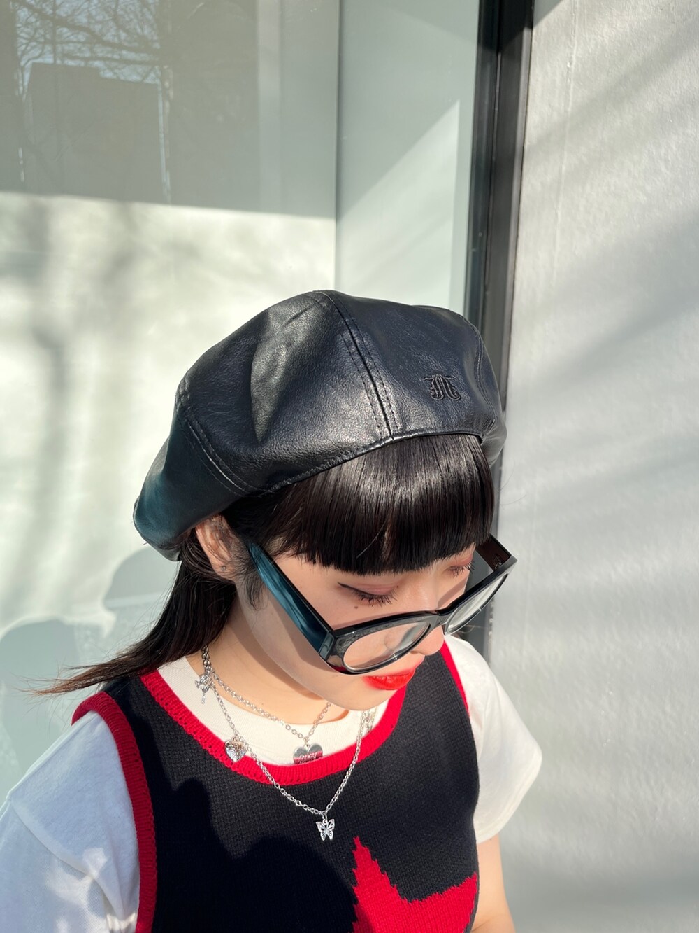 ブラック系のタンクトップ、ブルー系のデニムパンツ、ブラック系のハンチング/ベレー帽を着用したレディースの冬コーディネートの7枚目の写真