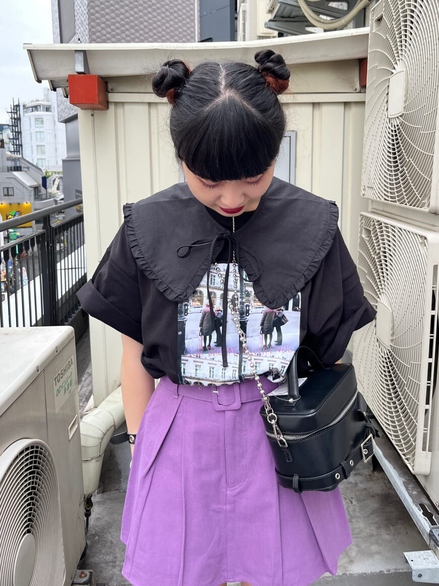 ブラック系のブーツ、ブラック系のショルダーバッグ、ブラック系のTシャツ/カットソーを着用したレディースの夏コーディネートの4枚目の写真